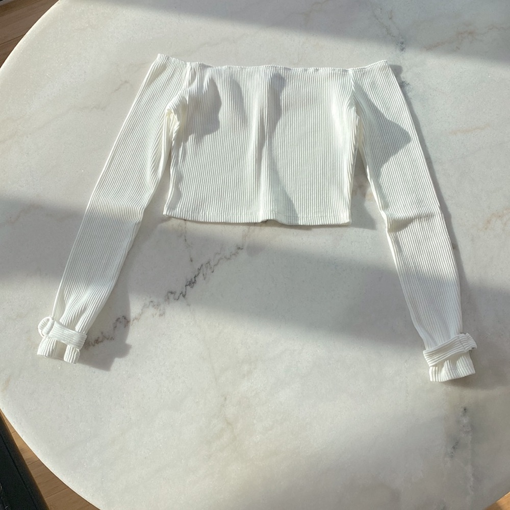 Maniere de Voir - Off the Shoulder Crop Top